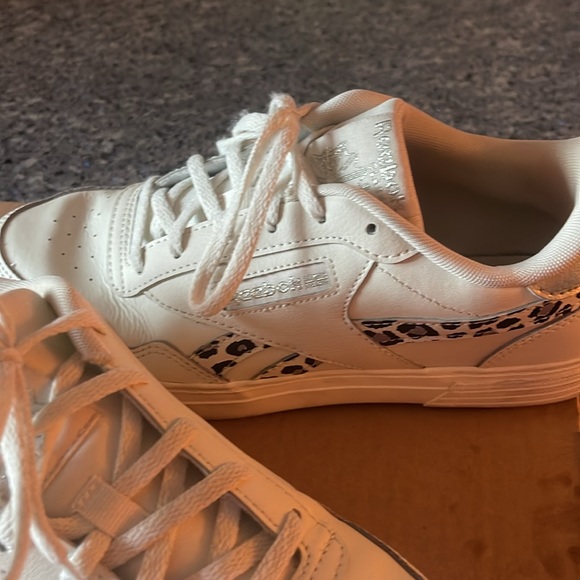 Women’s Reebok - Picture 4 of 5